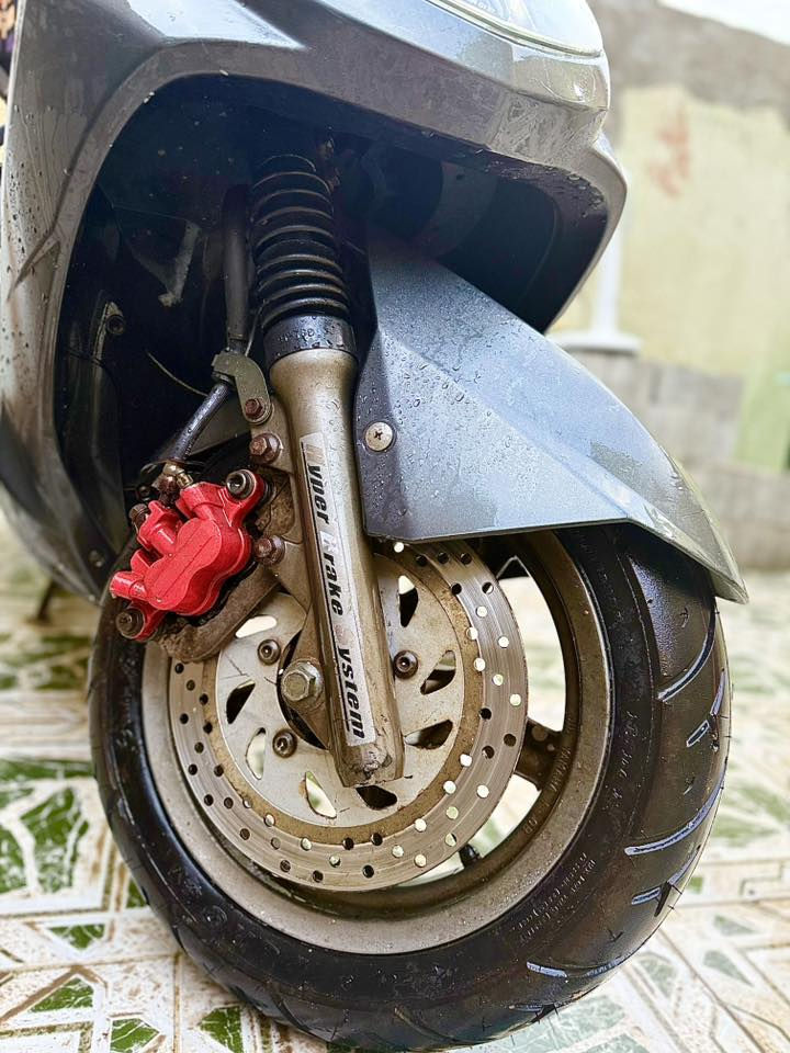 السلام عليكم، دراجة سكنس ياباني نوزل خط واحد ١٢٥ سيسي دشبول احمر، مكفولة مكينة وكفر صارلها شهر من طلعت من الوكيل وعندي مكاتبة بيها من معرض عباس الشبلاوي مال النجف ماشية بغماس ٤٠٠ كيلو فقط شرط دهن امزويل وبانزين محسن من طلعتها لليوم وياها زوج تايرات احتياطي واللي مشدود حاليا تايواني اصلي بعده جديد كلش وموضوح بالصورة، الدراجة بيها السيرفز مشتغل بس مابيها مشاكل صافية،
للبيع او مراوس بفراشة ما مفتوحة مع فرق، علق ب تم وانطيك كل التفاصيل خاص.
او اتصل: ***********
