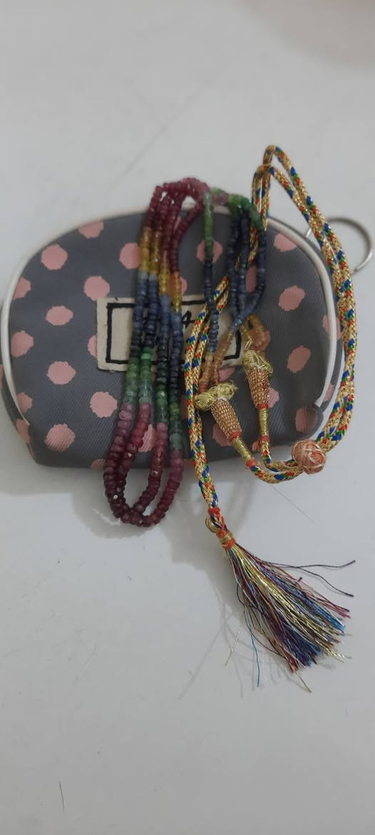 السلام عليكم قلادة للبيع حجر الاصلي 
أربعـة أنـواع أحجـار فـي كـل قـلادة 🤍
❤️ حجر الياقوت الأحمر
💚 حجر الزمرد الأخضر
💙 حجر التوباز: يزيل الطاقة الراكدة، يوجّه طاقة الجسم للأماكن الأكثر حاجة، يعزّز التجديد الروحي والجسدي، يخفف التوتر ويزيد الفرح والسعادة.
💛 حجر التورمالين: يخفف التوتر، يزيد اليقظة، ينشّط الدورة الدموية، يقوّي المناعة، يدعم فقدان الدهون، يقلل احتباس الماء، يحسّن المزاج، ويدعم الكبد والكلى.


**إذا كنت صاحب هذا الإعلان وتريد حذفه لأي سبب، رجاءا أرسل رسالة إلى الدعم الفني**