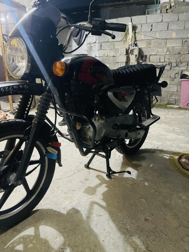 السلام عليكم عندي بوكسر موديل ٢٠٢٢ دراجة كلش نضيفة مكينة مبدل بس كلاجات  رقم نكليزي بسمي تحويل ثاني يوم السعر  مليونين ٢
و٣٠٠ الف 
رقمي ***********
