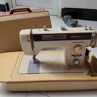 ماكنة خياطة • للبيع • بيها مجال