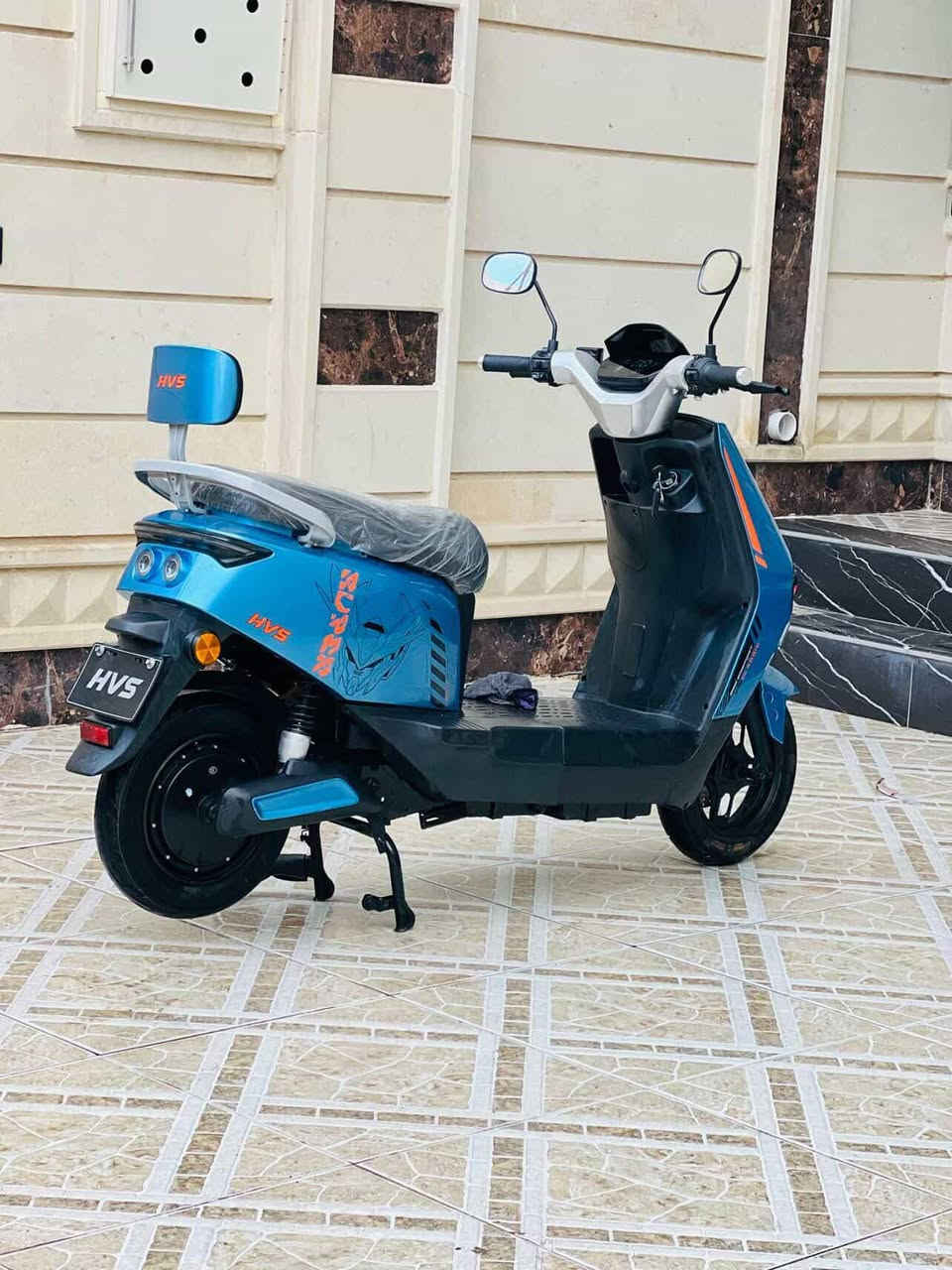 ✨ دراجة الريتاج –HVS ✨
🚴‍♂️ من الصانع العملاق HVS العالمية – موديل 2026

🔰 المواصفات:
🛞 ملف 2500
🔋 6 بطاريات مسطره موضح بل صوره – 32 أمبير ⚡ 72 فولت
🚀 سرعة حقيقية 80 كم/س بتحكم 4 سرع
📏 مسافة مقطوعة بالشحنة الواحدة: 70 – 90 كم (حسب الاستخدام والسرعة والوزن المحمول)

 
🔄 نظام الرجوع للخلف R يتحاج برمجه لو وير فاصخ
🛑 بريك هايدروليك دسك بكفاءة عالية
🌀 دبلات هايدروليك أمامي وخلفي – راحة ونعومة على الطرق
📺 شاشة رقمية لعرض المعلومات والسرعة
🔑 بصمة عدد 2 + تشغيل عن بعد وسويجين
🚨 جهاز إنذار ضد السرقة
💺 كشن سياحي مريح لشخصين
📦 مساحة تخزين واسعة تحت الكشن
🔌 منفذ شحن UPS للموبايل
💡 لد لايت أمامي عالي الوضوح + رماش عالي/واطي
🔴 بك لايت لد بتصميم مميز
🌟 لد أمامي وجانبي نهاري/ليلي عصري
🚦 إشارة رباعية لزيادة الأمان
🦾 استاند عدد 2 (وسطي + جانبي)
 ( ألون  مميز ) 
🚀 قوة وأداء لا مثيل له… خيارك الأمثل على الطريق
يوم 2/8  اخذتو ول وصل موجود 
✅ ☎️ (***********)
 السعر خاص او مروسه
