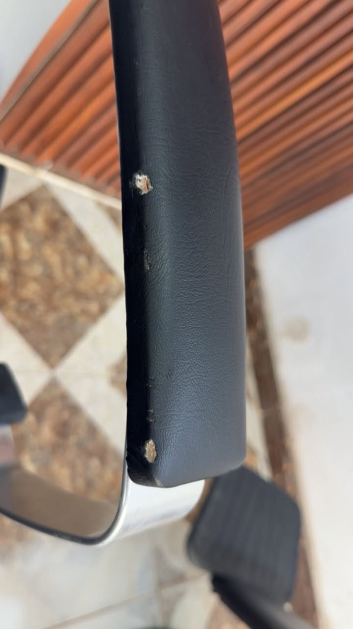 سلامً عليكم كرسي حلاقه ستخدام قليل كلش مزينين علي بس ٥ اشخاص نضيف كلش وهاي الطگات الي بي اول ماجبته طگ بلحديده مال السياره ***********
