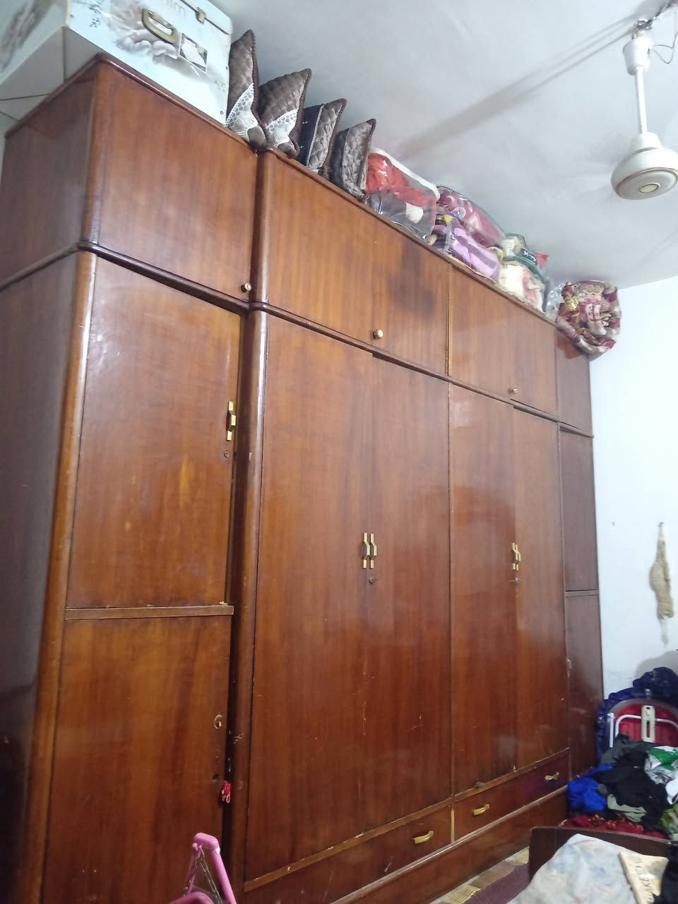 السلام عليكم غرفه خشاب للبيع مالكم شغل بل غراض جاي رتب بل غرفه 😂سعر 300وبيه مجال مكان كربلاء عل بوبيات حي الزهراء يم مكتب اليساري رقم ***********
