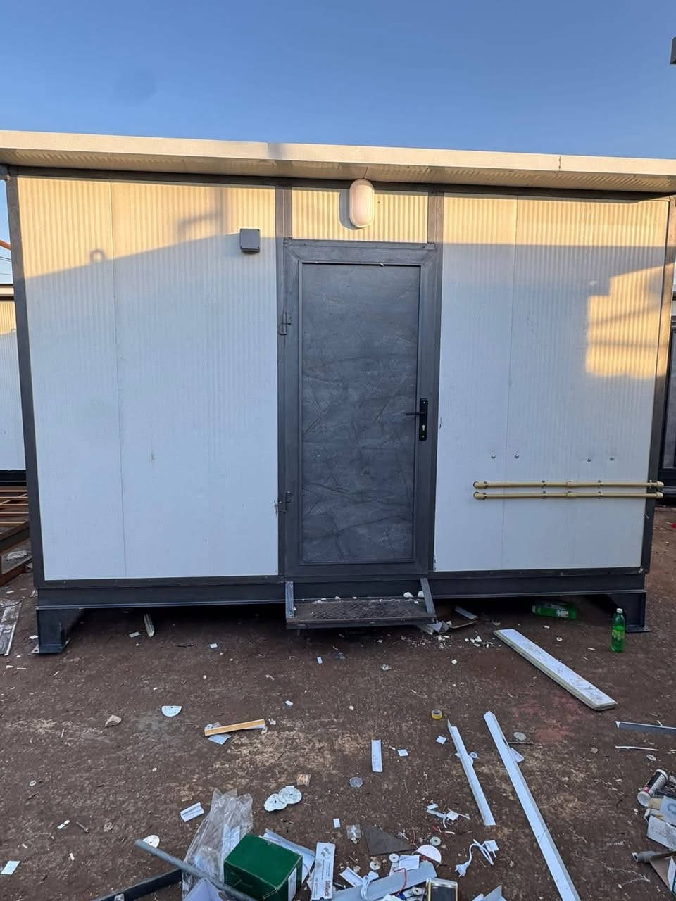 سلام عليكم كرفان قياس 6 في 3 شغل درجة اولى تفصال جديد المكان بغداد ابواب حديد 
سعر 1850 جميع القياسات متوفرة 
اي ستفسار اتصال على رقم 

‭0777 749 3956‬
