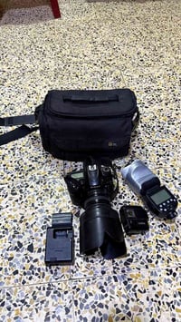 نيكون D7000 • عدسة ٥٠مم جي • فلاش V1
