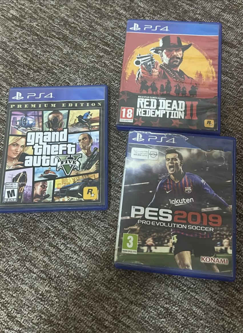 بلايستيشن 4 فات (PS4 FAT) - نظيف جداً وبشرط الفحص
الجهاز كلش نظيف وما بيه أي إشكال، وكل غراضه كاملة وبشرط الشغل والفحص.
📦 الملحقات والوايرات:
 الكرتونة والوايرات: الكرتونة الأصلية موجودة + واير الباور + واير HDMI الأصلي.
 هارد خارجي (External HDD): وياه هارد خارجي سعة 500 غيغا (المجموع الكلي يصير 1 تيرابايت ويا الداخلي!).
🎮 اليدات (الكونترولر):
 وياه 6 يدات كاملة! (1 يدة بلادية مال شركة + 4 يدات وايرليس + 1 يدة بواجير).
💿 الألعاب الموجودة:
 ألعاب داخل الهارد: غوست أوف توشيما (Ghost of Tsushima) ⚔️، بلاك أوبس كولد وار 🔫، مافيا 1، 2، 3 🕶️، فيفا 24 (FC 24) ⚽ (وياه بعد هواي ألعاب ثانية).
 ألعاب أقراص (أصلية): Red Dead Redemption 2 🤠، GTA V 🚗، PES 2019 ⚽.
⚙️ النظام والتحديث:
 إصدار النظام (الفيرجن): 13.02 (مباقي شي ويصير جوكر).
💰 السعر: 300 ألف دينار (بيه مجال بسيط للشراي التكاك)
❌ ملاحظة: البيع نقد فقط، ما أراوس بأي شي.
🚗 التوصيل: مکان كركوك و متوفر خدمة توصيل


**إذا كنت صاحب هذا الإعلان وتريد حذفه لأي سبب، رجاءا أرسل رسالة إلى الدعم الفني**