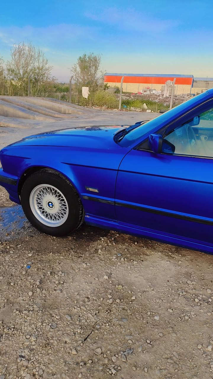 سلام عليكم 
BMW 520 /موديل 1991 
سياره مكفوله مصبوغه عام جماليه .كير اوتوماتيك .مكينه وكير مكفول . محرك مسكر فانوس رقم بعداد مشروع وطني سنويه منتهيه صار ثلاث اشهر  الكهربائيات كول شغال تبريد بس كمبريسر 
فقط . سياره جديده وحلوه مال جناي .
السعر :55 وبيه مجال قليل 
رقم الهاتف (***********).
