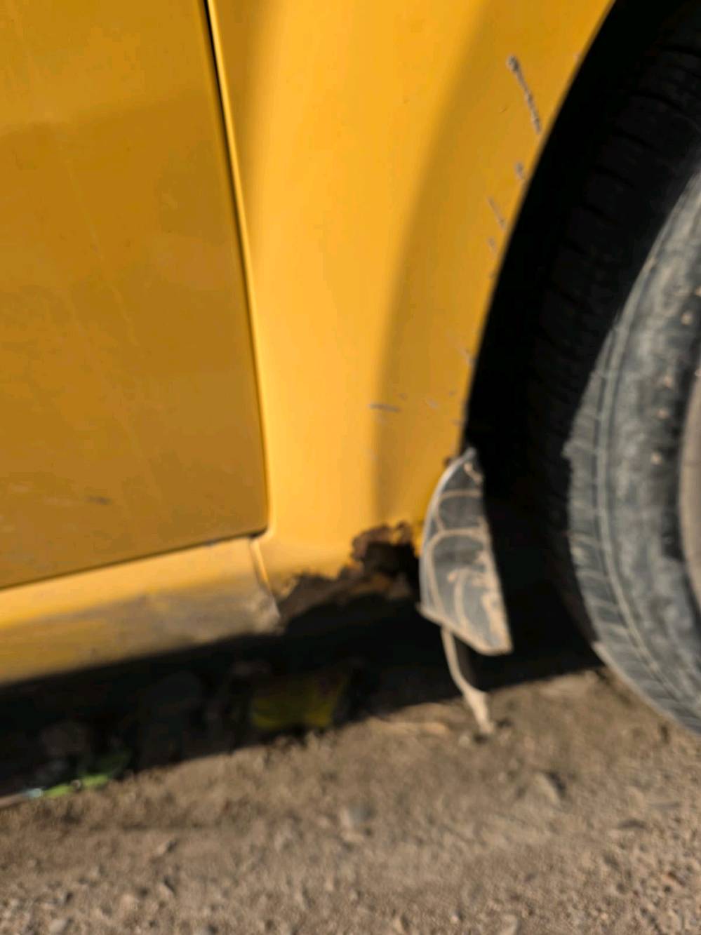 سيارة شفروليه أفيو صفراء للبيع. السيارة في حالة جيدة من الداخل مع مقاعد مغلفة باللون البرتقالي والرمادي. هناك بعض الخدوش والضربات على الهيكل الخارجي كما هو موضح في الصور. السيارة جيدة للاستخدام اليومي ومناسبة للتنقل داخل المدينة. للمزيد من المعلومات أو إذا كنت مهتم بالشراء، يرجى التواصل معي.