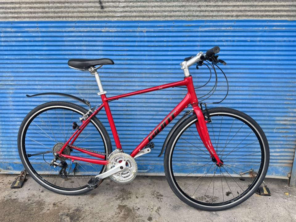 السلام عليكم اًخوتي الطيبينً 700 حجم 28 قياس M 
فريم 51 ماركة (GIANT) سكيب R3 غني عن التعريف 
مديل حديث معدنه المنيوم سستم شيمانوا التوس 
نمره 3/8 بدلات شيمانوا. سحب دفع نظافة الدراجة 
شوفت العين بيها  شخوط مال ناقل بس الدراجة عل 
وضع بلادي مكانيك زيروا سعرها 200 الف وبي مجال 
اخواني عنواني موصل للتواصل *********** 
تتوفر خدمة توصيل جميع محافظات العراق وتحياتي
