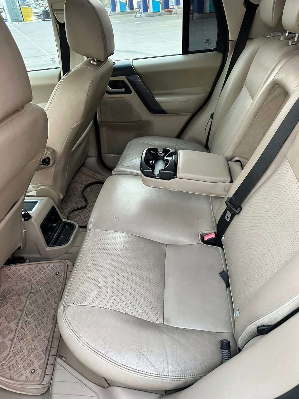 السلام عليكم للبيع لاندروفر LR2 موديل 2010  فول مواصفات بدون صبغ وحادث شركة سردار السعر 95  وبيها مجال مكان السيارة اربيل  *********** أربيل, العراق
