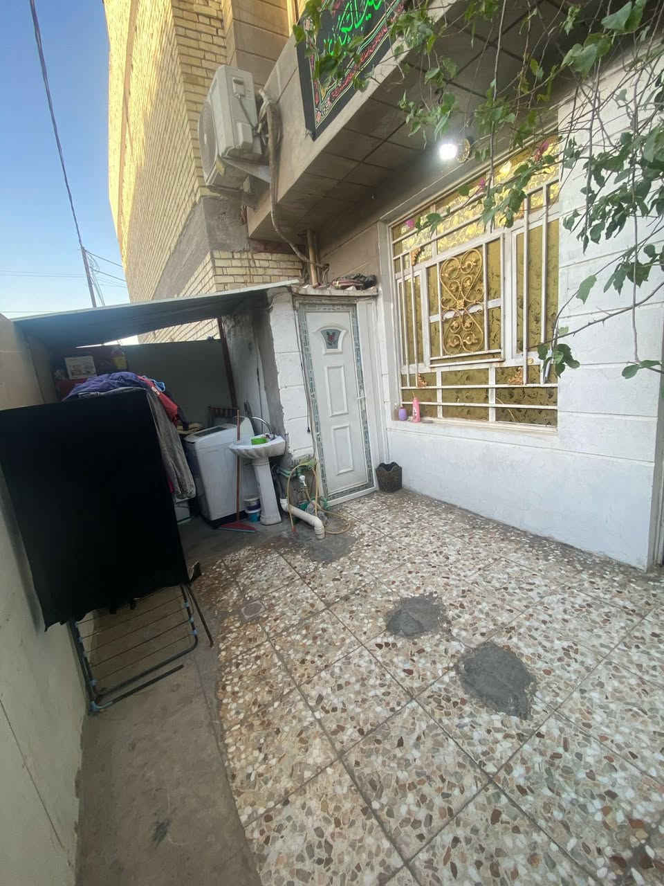 للبيع 50متر طابو صرف 
في منطقه حي السلام مقابل اعداديه 
صناعة المشتل
يحتوي على 
طرمه 
استقبال ممر مطبخ درج خدمات ترك
الطابق الاول 
غرفة نوم مع حمام داخلي 
غرفه نوم ثانيه
الطابق الثاني 
غرفه نوم 
حمام خارجي 
البيت ثلاث طوابق كامل بدون 
اي نقص بناء 2018
لمزيد من المعلومات 
الاتصال على مكتب عقارات القناة
***********
