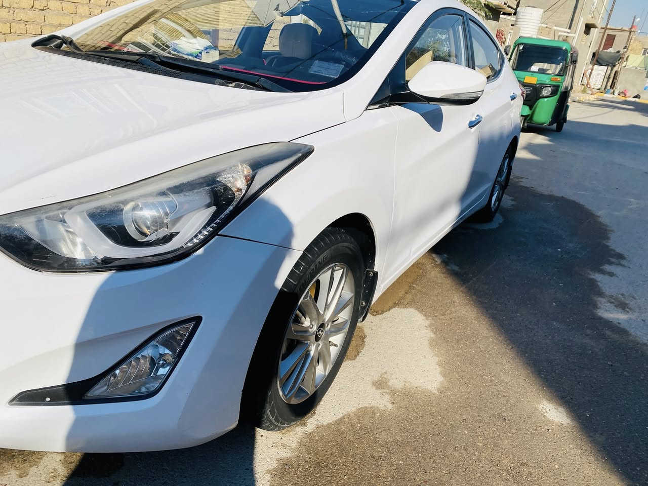 السلام عليكم إلنترا موديل 2016 خليجي بيه صبغ جاملغ الامامي عكس السايق صبغ فقط والباقي كفاله السيارة جديدة مال بيت استخدام شخصي  مواصفات فول عدا البصمة 
1- فتحة 
2- أشاير مري ومري شفط 
3- لد امامي 
4- تبريد قطعتين 
5 حساس فول  
6- تحكمات استيرن جهتين 
7- كامرة خلفية مع حساسات 
8- محرك 1800 دوش 
رقم بغداد  مشروع وطني باسمي السعر ١٢٥ وبيها مجال للشراي مكان السيارة واسط كوت  للاستفسار الاتصال على الرقم ***********
