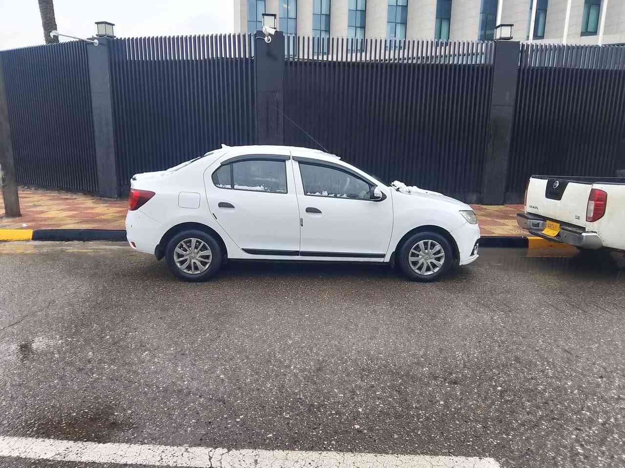 رينو سمبل للبيع 2018
عليها إدامة كاملة 
 قوايش بلكات نوزلات حساسات جديد
كير شرط مكينة بيها اثر قليل صرف 
بس المكينة نظيفة شرط 
طخم كله جديد شاده شرط 
 سيارة جديدة داخلها جديد 
 شاشة اندرويد داخل جديد 
 قفل مركز بيها
 جهاز تشغيل عن بعد بس باقي كود 
جامات كهرب 
شرط التحويل سنوية ماساقطة 
***********
