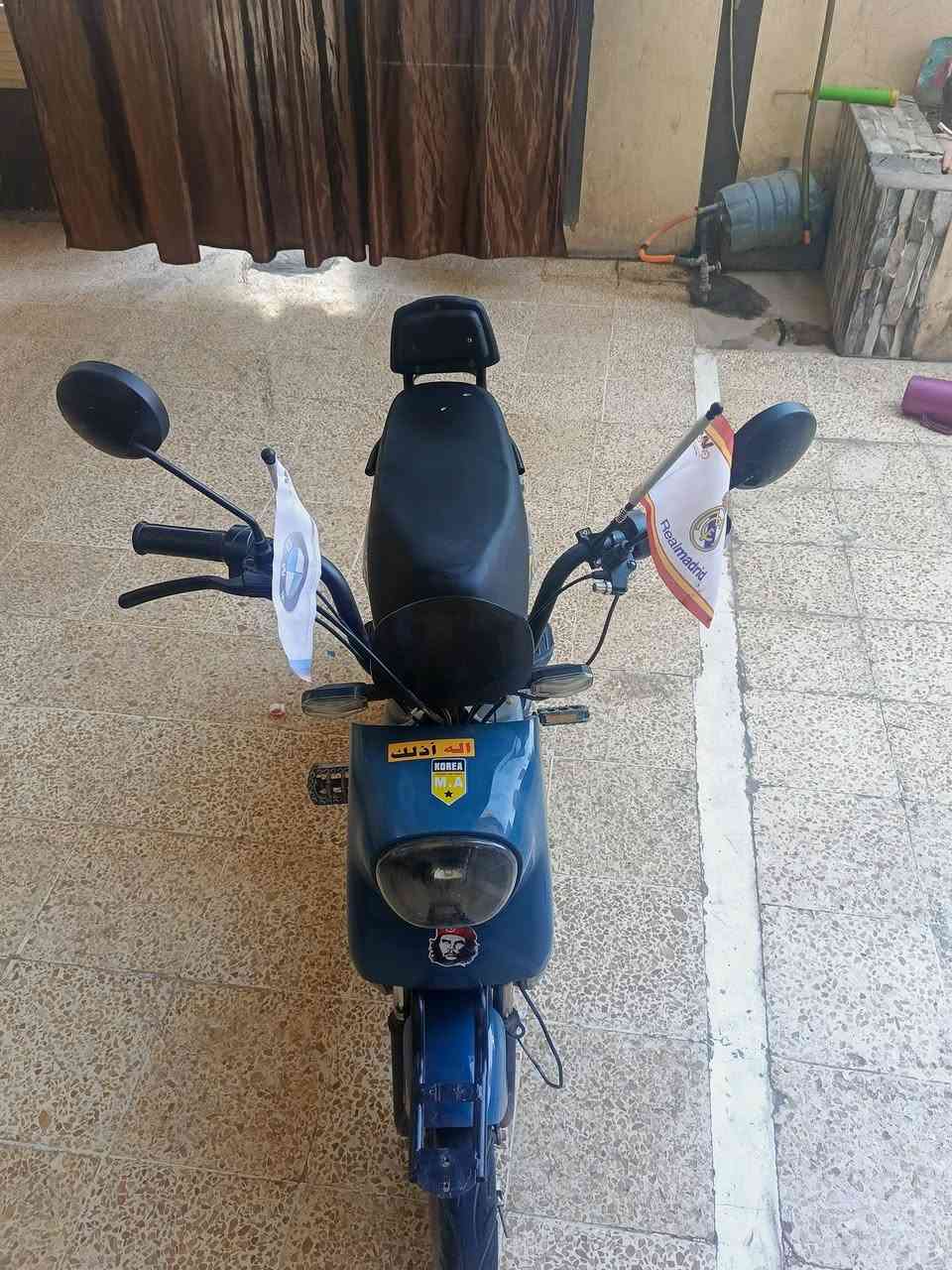 السلام عليكم دراجه شحن للبيع من شركة كوريا MR الدراجه نضيفه وكشن اسفنجي وصندوق مساحه كبيره الدراجه تجي اربع سرع واربع بطاريات
 اشاير يمين و يسار لايت شغال
 لايت خلفي شغال الدراجه كلشي
 بيه شغال مابيها اي عطل
 دراجه حلوه ونضيفه
 بسعر 250الف بيع مستعجل تواصل ***********
