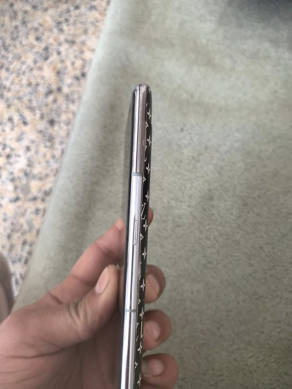 كلكسي اي 80 ذكرته 128جهاز نظيف بس ضهر مكسور ومغلفه وكرتونته وياه سعره 110 وبيه مجال قليل غير متوحد على فيس ***********كوت موفقيه العنون
