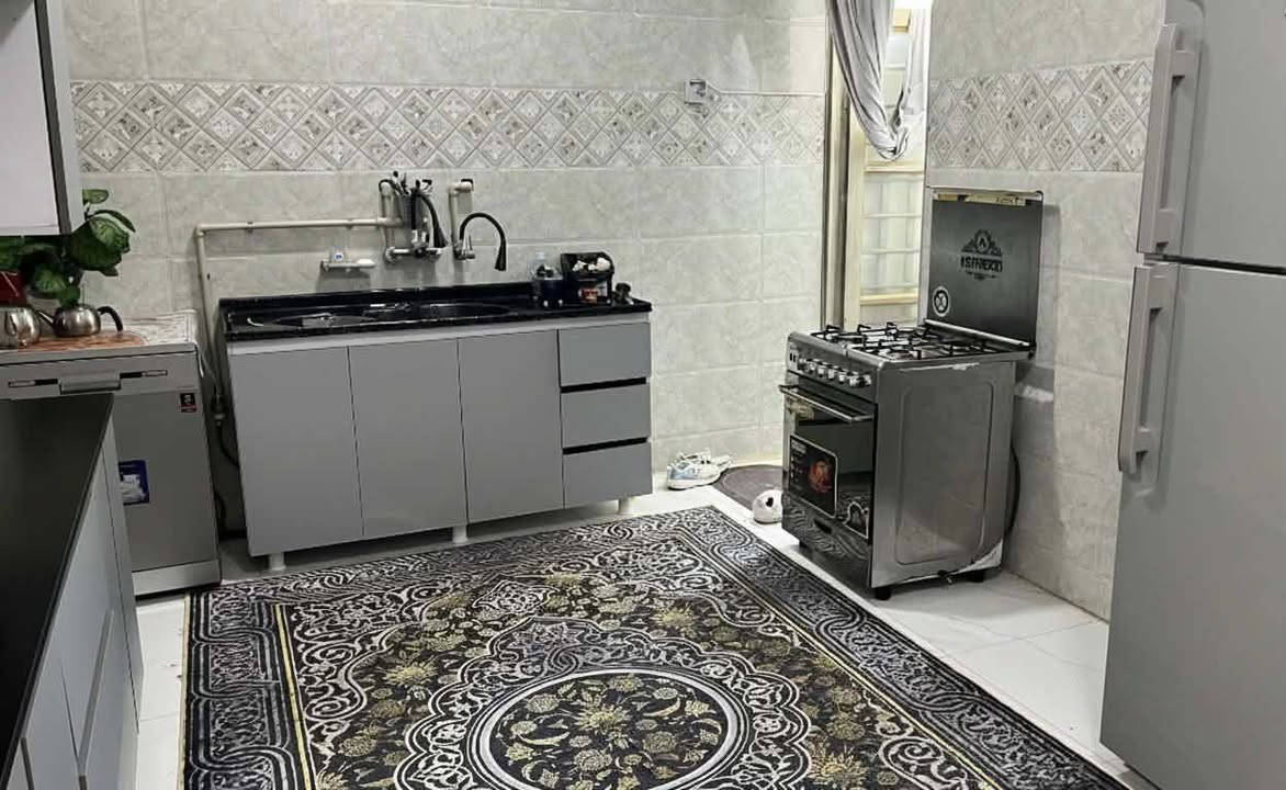 مشتمل للبيع حي حكيم شارع كاله أو افران الهادي قرب كورنيش مساحه 100متر بناء طابوك يتكون من غرفه نوم وصاله ومطبخ واستقبال مرقم من بلديه *********** سعر 38بيه مجال
