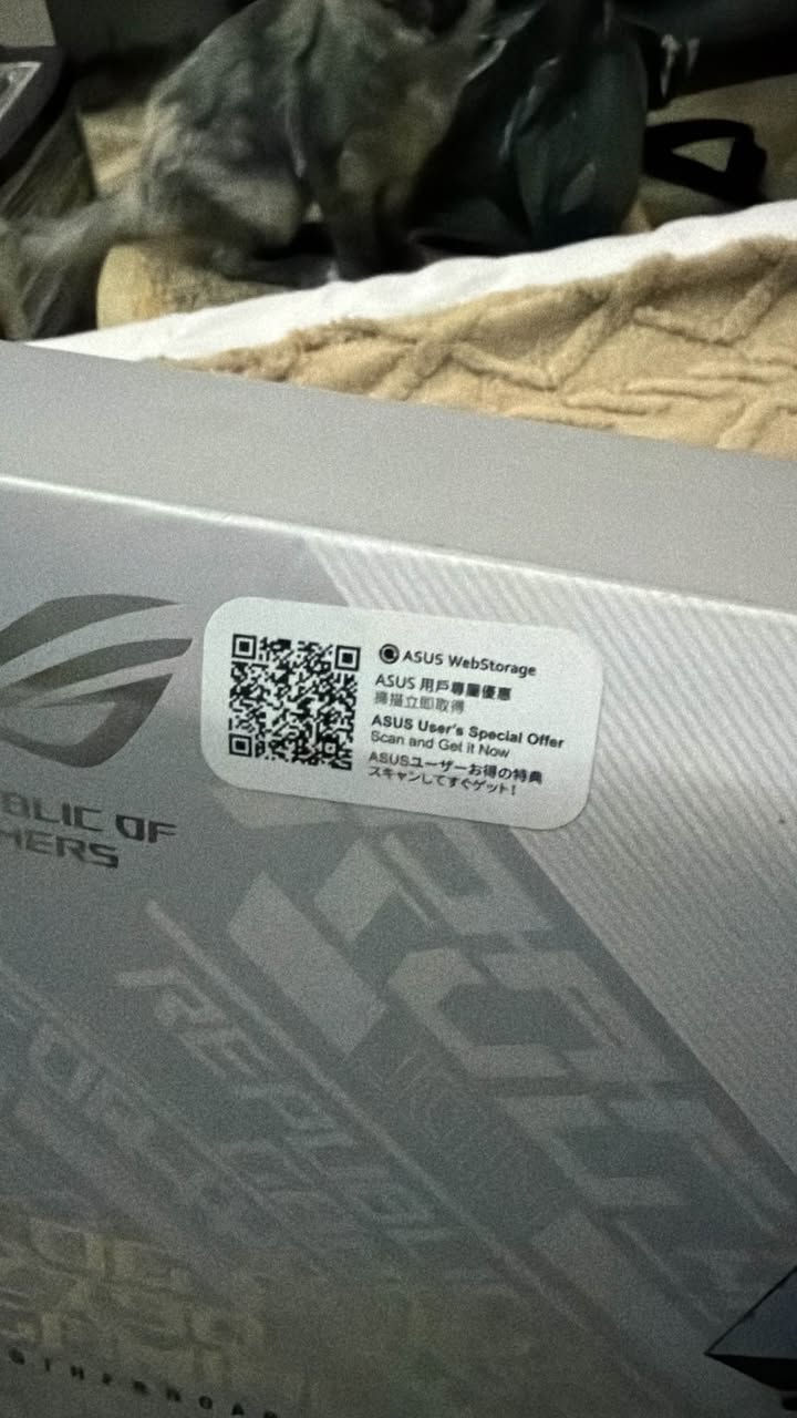 STRIX Z790-A
GAMING WIFI II
تأتي لوحة ROG Strix Z790-A Gaming WIFl Il مزودة بوحدة تنظيم جهد
قوية يعلوها مشتت حراري فضي متين، مما يوفر الطاقة بكفن )
كما تدعم اللوحة من الجيل الرابع عشر Core عالية لأحدث معالجات Intel® تقنية PCle 5.0 وWiFi 7 ومنفذ USB عالي السرعة، مما يعزز من أدائها في مختلف المجالات. توفر هذه المنصة القوة والاتصال اللازمين لتطبيقات
الذكاء الاصطناعي المتقدمة على أجهزة الكمبيوتر.
دليل اللوحة الأم (*********** )للتواصل بغداد, العراق
