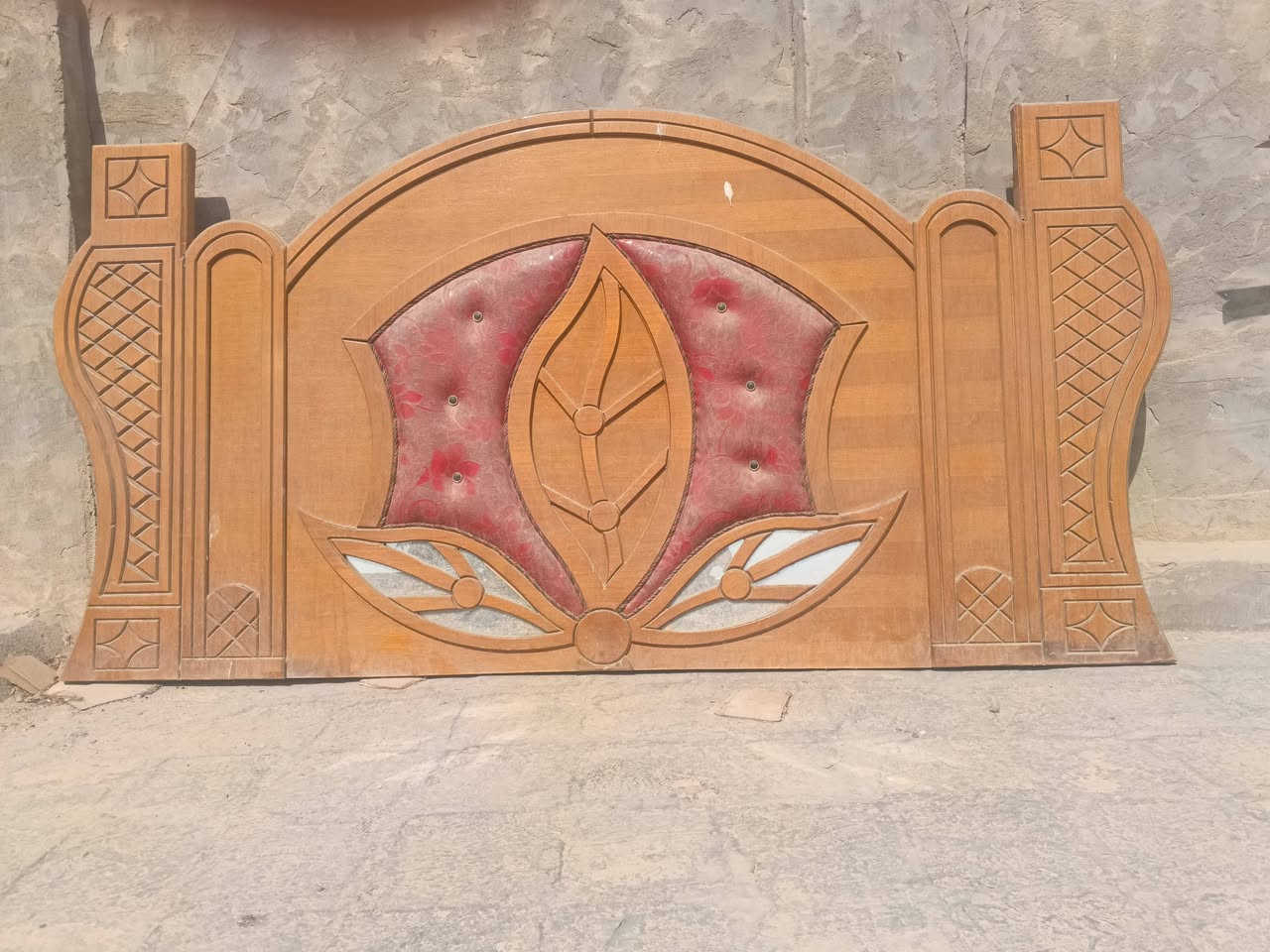السلام عليكم غرفه اخشاب نضيفه للبيع وسعر مناسب مكان حله سياحي الشراي بخدمته ***********
