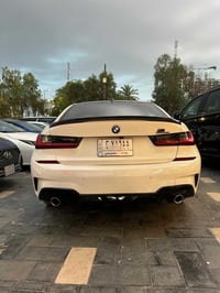 BMW 330e 2022هايبرد بلك ان للبيع لون ابيض داخل احمر بلادي  اندفيجوال ي...