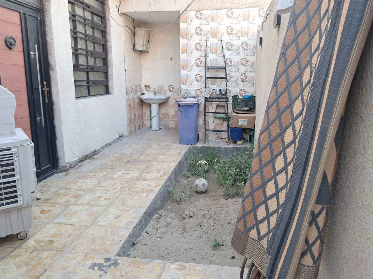 للبيع المساحه ١٤٠ متر الحبيبيه بضهر المستشفى الولاده طابق الفرع تبليط السعر قفل ١٤٠ مليون ***********
