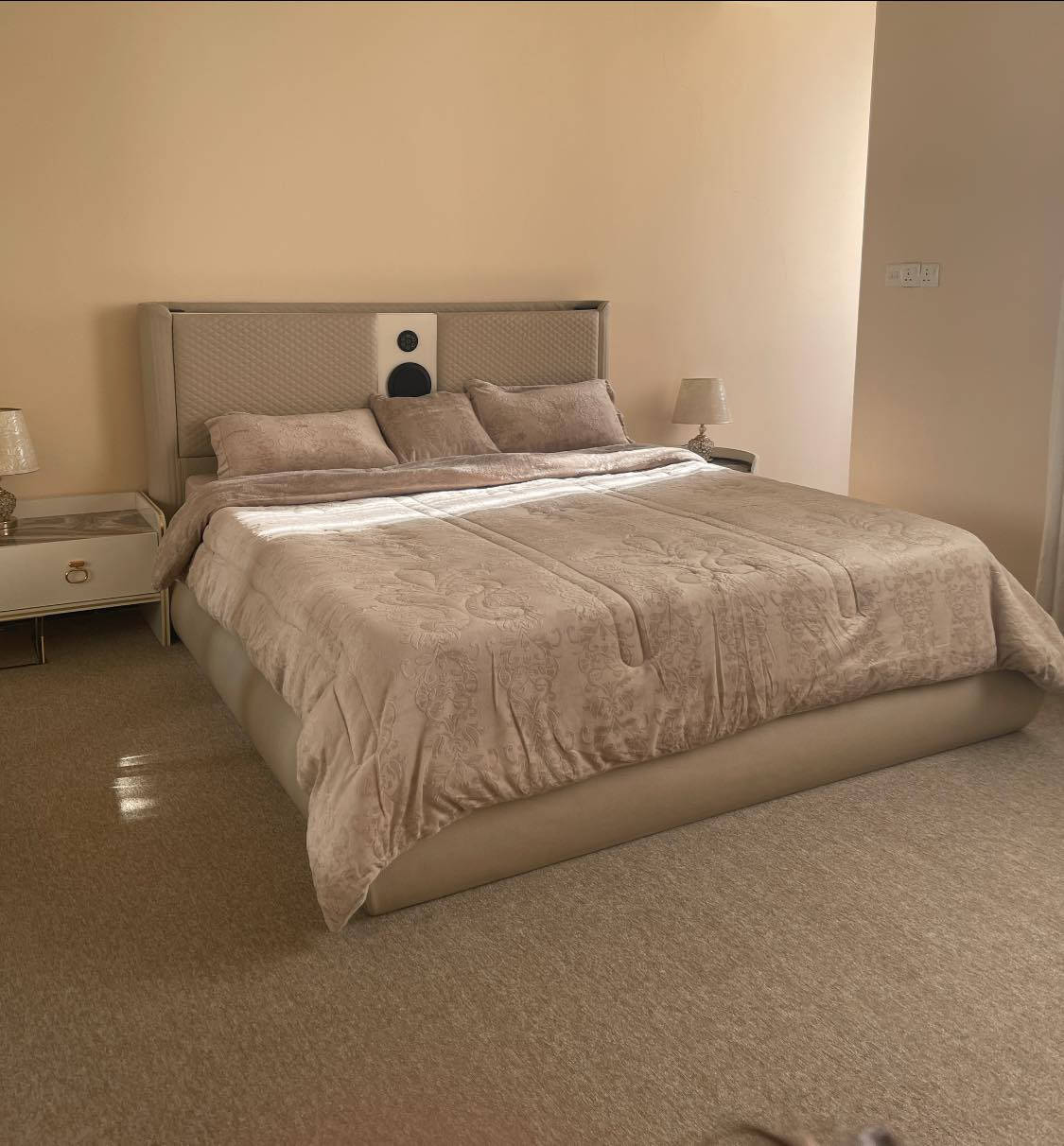 سلام عليكم
غرفة نوم تركي خشي Hdf مع ملحقاتها 
مقاس 200* 220 السرير نظام سماعات 
للاستفسار مراسلة واتساب 
***********
