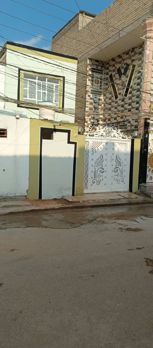 للبيع دار ١٠٠م في حي الوفاء طابق ونص نظيف وفارغ للاستفسار ***********
