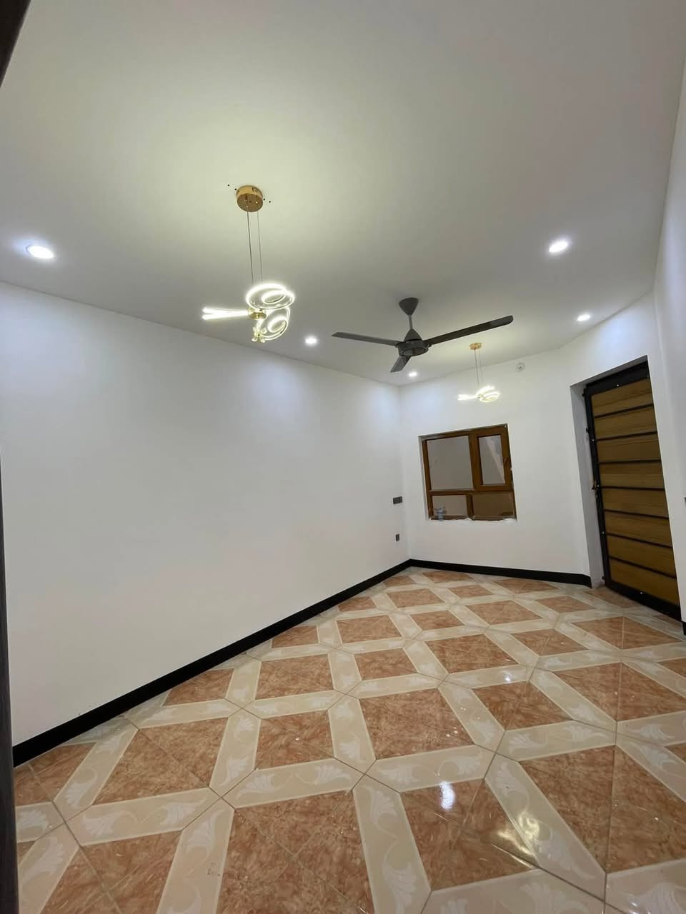 🏠دار بناء حديث للبيع طابقين منعزل للوارد شهري 
   موقع مميز للبيع
~~~~~~~~~~~
البيت فول فول✔️
دبل جام المنيوم✔️
~~~~~~~~~~~
طابو ملك صرف✏️📋
~~~~~~~~~~~
📐المساحه:140 متر
📐الواجهة :-7 متر 

~~~~~~~~~~~
📍الموقع : حي عدن خلف جامع تحسين صوراني 

~~~~~~~~~~~
💸السعر :علق تم يوصل السعر
~~~~~~~~~~~
يحتوي الطابق الاول على:-
 غرفتين نوم + استقبال + هول + مطبخ حار بارد + الترك + كراج 
~~~~~~~~~~~
يحتوي الطابق الثاني على:-
هول +صحيات + 
غرفتين نوم:مطبخ حار بارد 
~~~~~~~~~~~
~~~~~~~~~~~
للاستفسار اكثر الاتصال على
***********📱
~~~~~~~~~~~
نستقبل جميع العروض 
🏠السكنيه  🏛️التجاريه
مكتب عدن بدايه سايدين عدن مقابل مجمع جوهره
