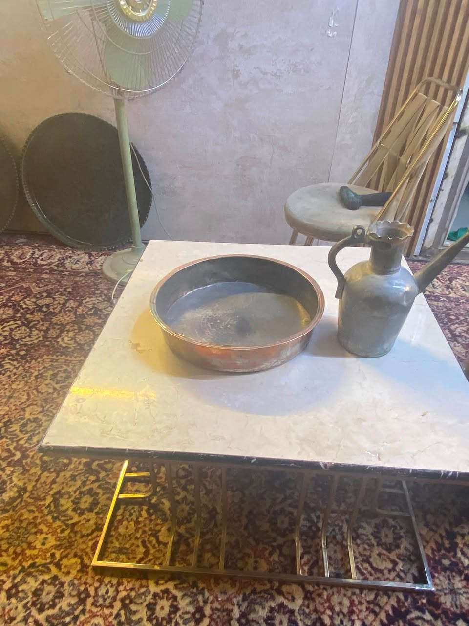 السلام عليكم طشت مع ابريق بغداديات نظيفات وقديمات جدا تحف ***********
