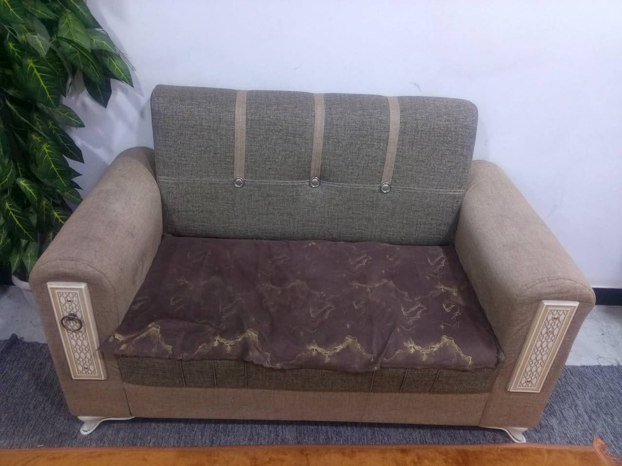 السلام وعليكم تخم عشر مقاعد مودرن ستعمال خمس تشهر 300وبي مجال مكاني الدوره حي دجله هاتف ***********
