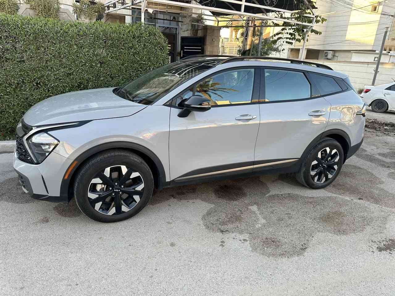 سبورتج 23  امريكي 
-لون اسمنتي سموك 
فئة اكس لاين الفول 
مواصفات  
بانوراما على طول السقف 
بصمة
كشنات جلد 
شاشة متصلة 
صندوق كهرباء 
شحن وايرليس ومنافذ شحن خلفية 
رادار امامي وجانبي 
حساسات 
كرسي سائق كهرباء والكراسي الامامية تدفئة 
هاند بريك دكمة 
ترحيب عند الاقتراب وبصمة دخول ذكي 
تشغيل عن بعد 
4 انظمة قيادة
قطعتين تبريد  
فور ويل 
قيادة ذاتية ( تحديد مسار وتحديد سرعة ) 
توقف ذاتي 
اشاير بالمري 
شاشة لمس متغيرة للتحكم بالميديا والتبريد 
تحكمات فول بالستيرن وبعد بيهة مواصفات 
الضرر : جاملغ امامي ايمن تعديل بارد  والبنيد مصبوغ نصه فقط 
يعني  قطعه وحده صبغ والباقي كله مكفول
 صور الحادث موجودة  وهذا وقم الشاصي 
5XYK6CAF8PG126543

سيارة ماشية حاليا 25 الف  كيلو متر  مرقم بغداد 
سعر 233$ وبيهة مجال بسيط
تواصل  واتساب على الرقم 
ابو يوسف ***********
