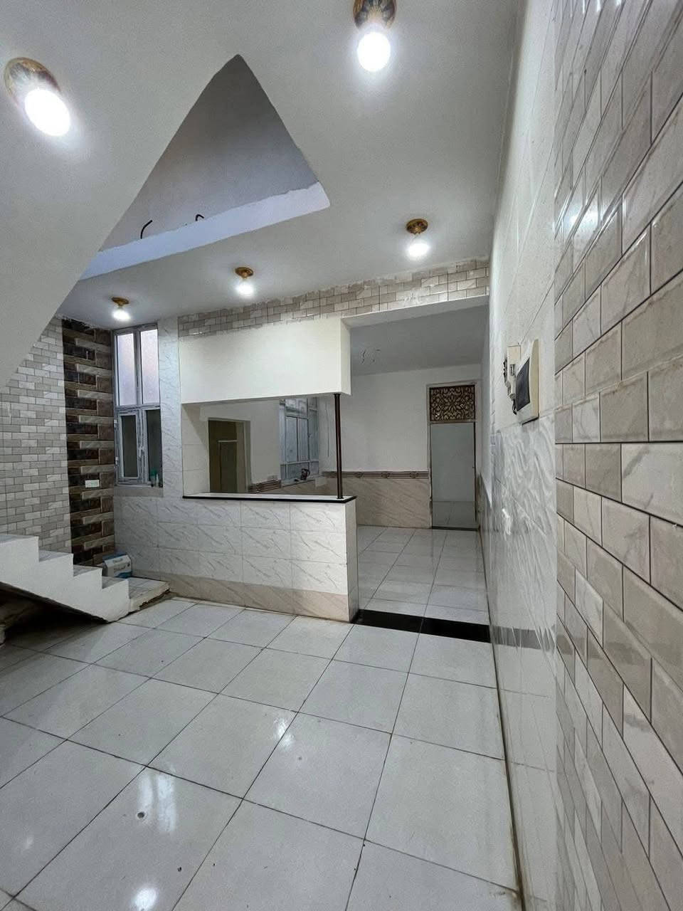 مشتمل مساحة 100م طابو زراعي سند 25 تحويل مباشر يحتوي على غرفة نوم استقبال كلدور مطبخ مجمع صحيات خارجي وداخلي بيت ماناقص اي شي كما موضح بل صور عنوان حله ورديه شارع الغسل قرب شارع المشجر السعر 45 مع المجال للاستفسار ***********
