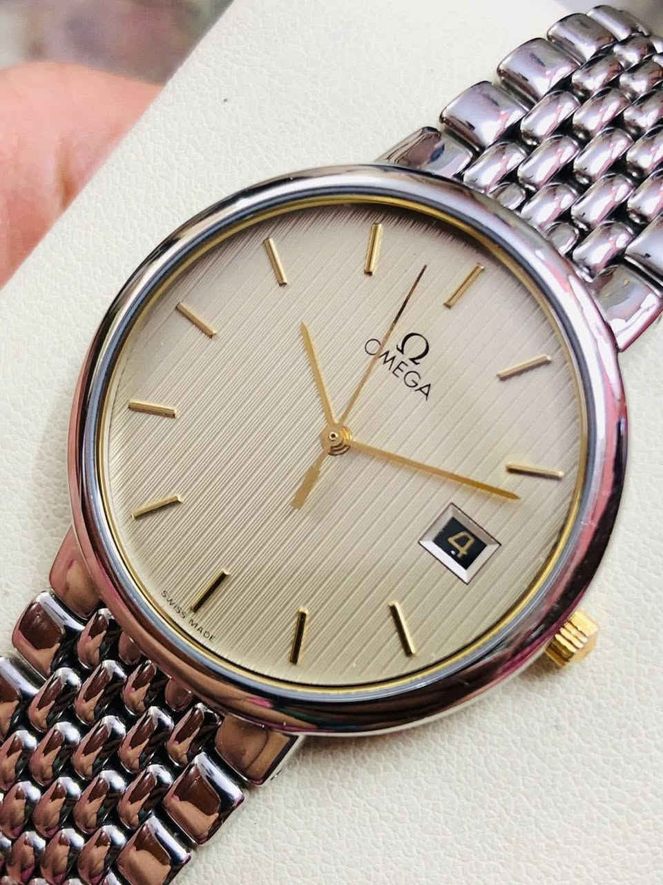 ساعة اوميكا ( OMEGA) كواتز 
سويسري اصلي انتاج الثمانيات 
مينه ثري دي - المعدن من الفولاذ 
لوك غير مستعملة القطر ٣٤ 
مع العلبه الأصلية 
للاتصال ***********
