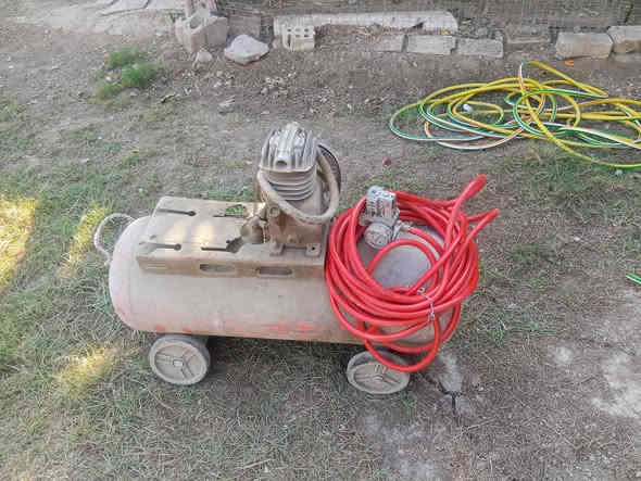 السلام عليكم كنبريسر للبيع نقص ماطور فقط تاروسه شغاله صونده جديده ماكن كربلاء طوريج للتواصل***********
