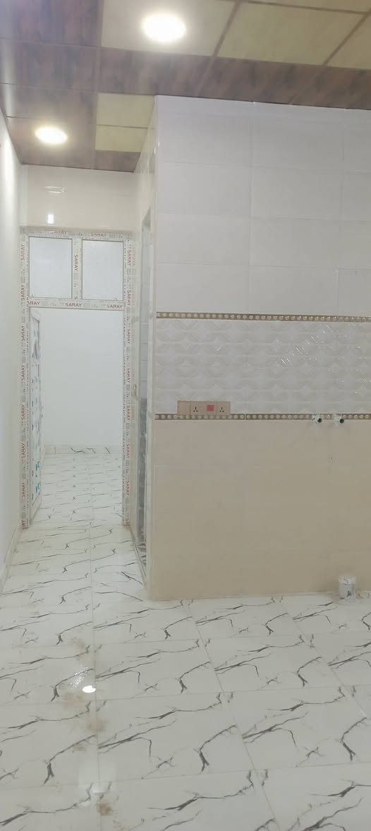 بسم الله الرحمن الرحيم
توكنه على الله
تم عرض بيت 100متر واجهيه 5 النزال 20
البيت يحتوي على أرضية بورسلين مطبخ سيراميك جدران هيه
صاله هيه مطبخ حمامات سيراميك جدران يحتوي على غرفه
نوم مع استقبال البيتونه كبير على كد كبر الصاله يحتوي البيت كله
ازاره 10 العنوان قطع اراضي محمد ليله المنطقه كامله مجاري
وتبليط جزء الثاني قريب  البيت بناء حديث البيت غير مسكون بي  الاستفسار عن الرقم ***********
