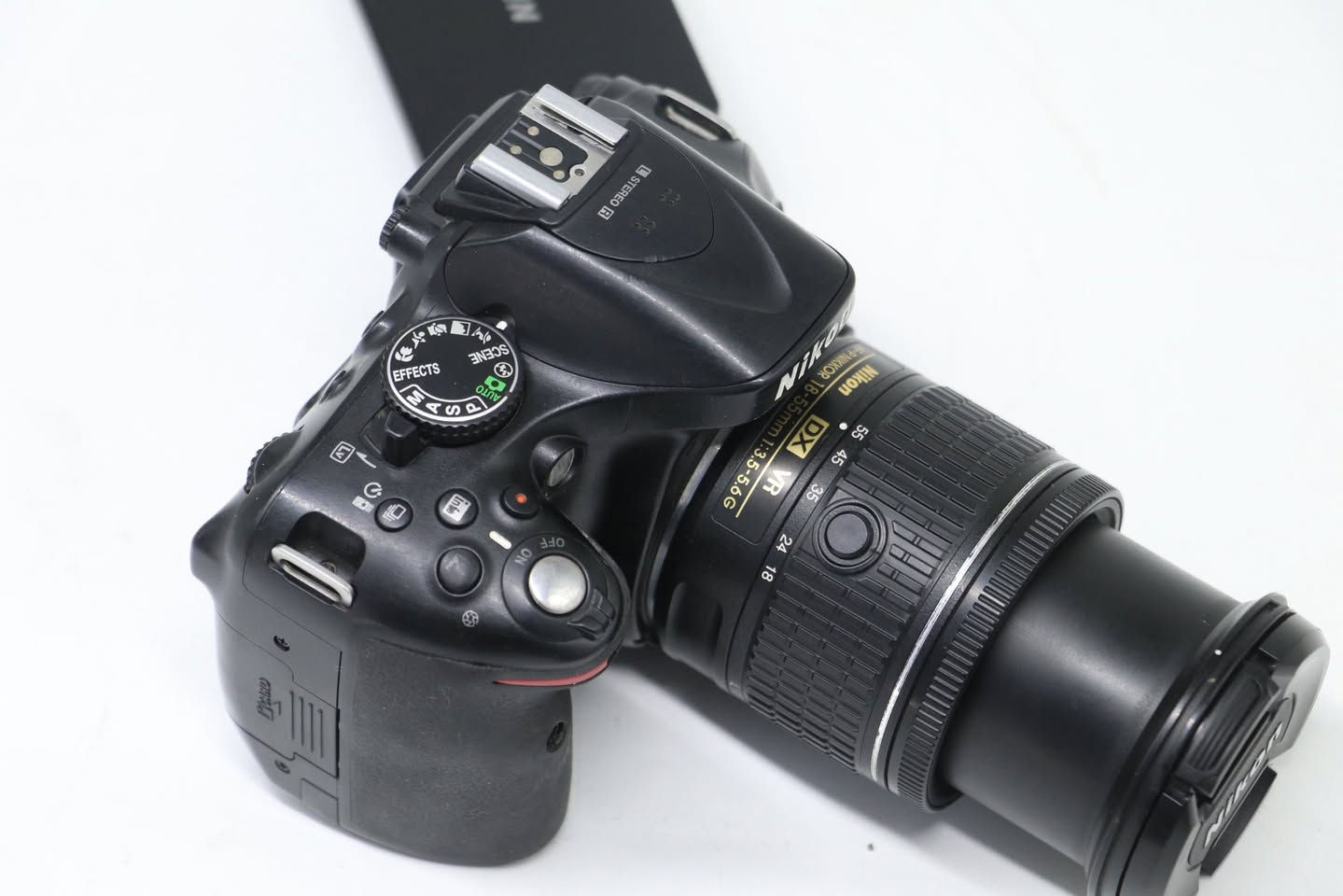 كأمره نيكون    (💣 ✨5200D 📸💣) نضافه 90/100 كامل ملحقات
شاشه قلابه 360 درجه📸
1- رام 32✅
2- حقيبه✅
3- حزام كتف✅
4- شاحنه اصليه ✅
5 بطاريه اصليه ✅ 
6- كيبل نقل صور ✅
يوجد توصيل كل العراق 🚚 السعر (⬅️265 الف➡️) 
 ***********
