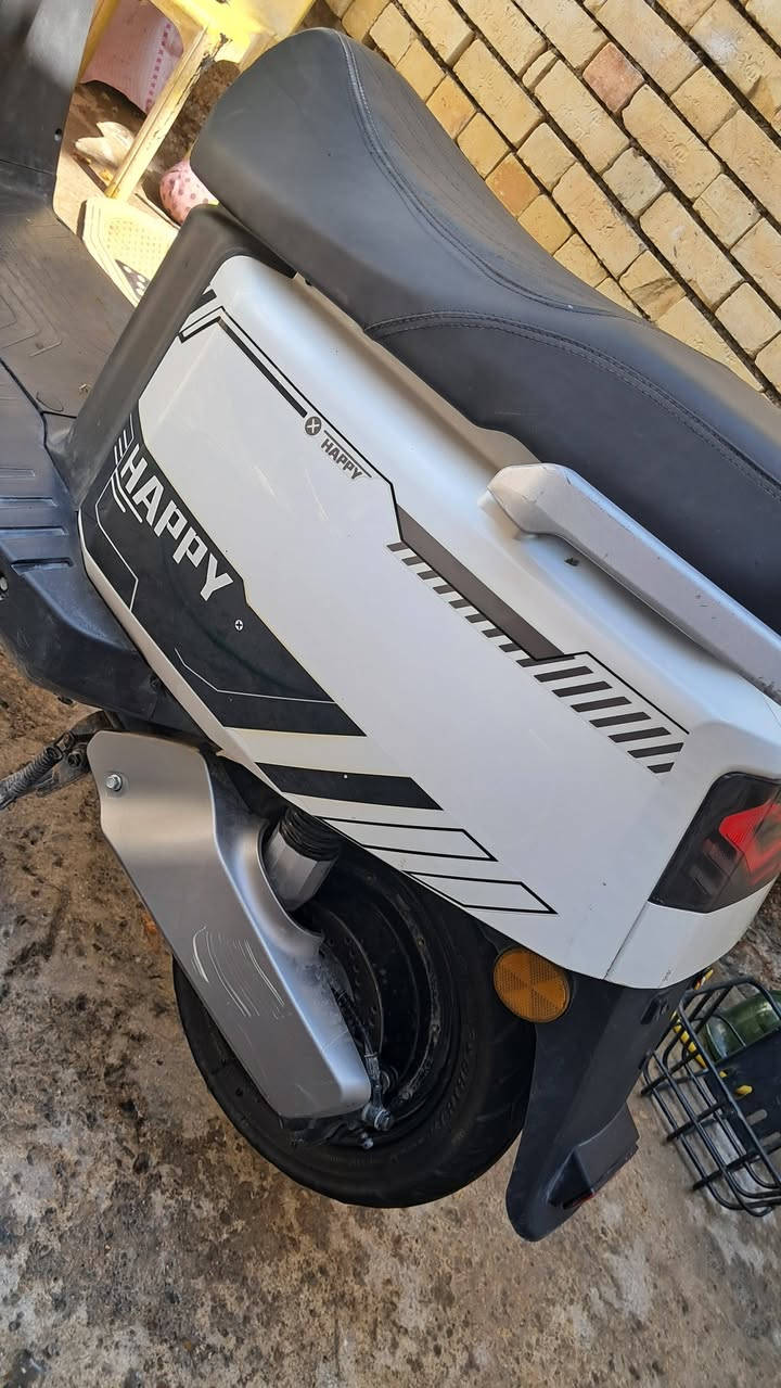 السلام عليكم البيع سكنس 🦈 دراجه جاهزة من اي نقص كامل بصمه  سويج  تاير  جديده   عندك  بطاريات نص عمر بس تمشي وشغل مكاني بغداد حي الجهاد  سعرها  350بيه مجال الشراي 
رقمي  فقط واتساب ***********
