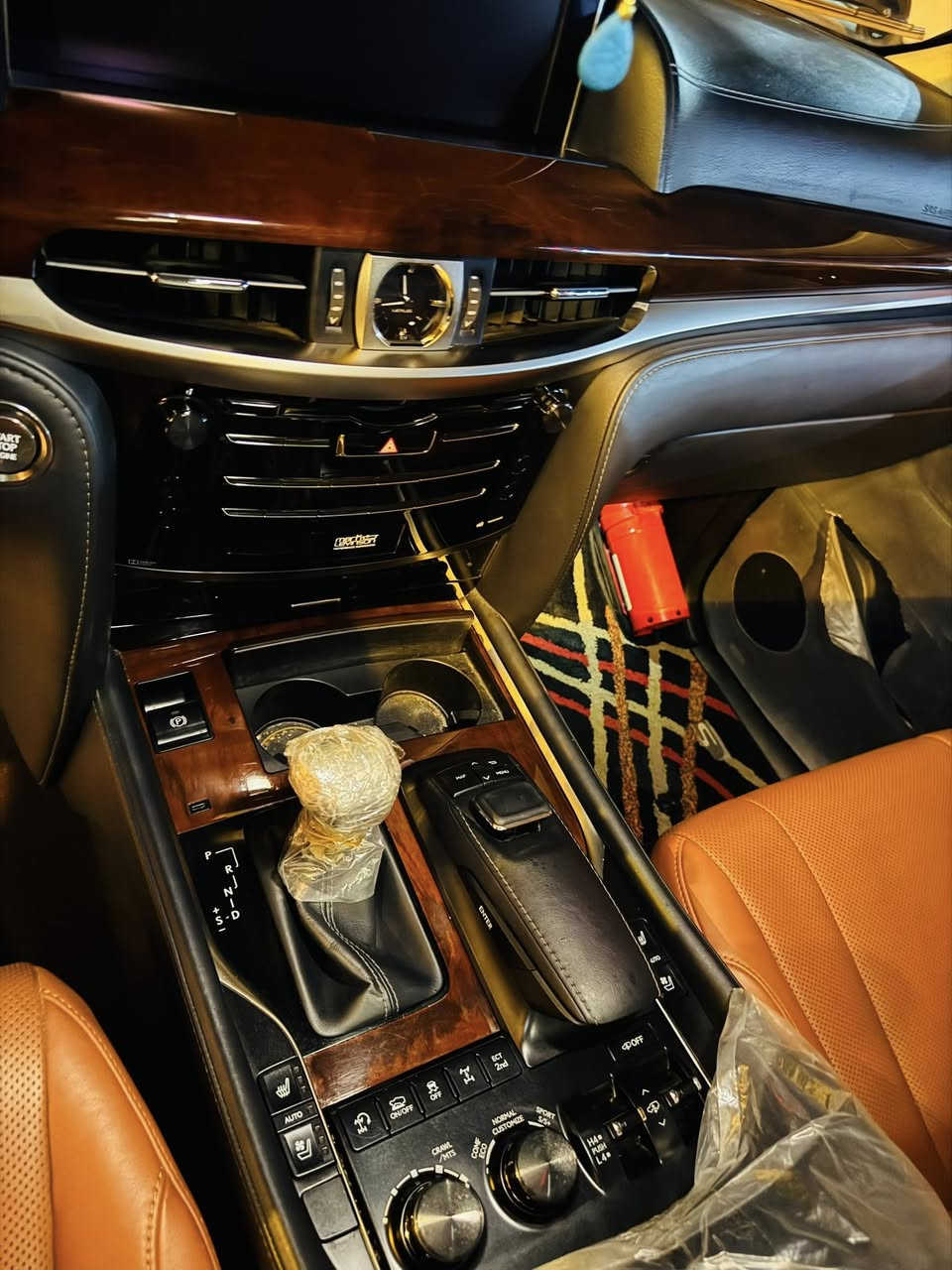 سلام عليكم
لكزز 2020بريم اصل 
رقم بغداد 
ماشيه 96الف 
8سلندر 5700
شاشات خليفه 
كشنات كهربائيه
حساسات خلفي وأمامي 
تحديد مسار ردار امامي 
السياره مكفوله ماعدا بارد بل باب خلفي بدون صبغ 
السعر 850وبيه مجال 
كوت /***********
