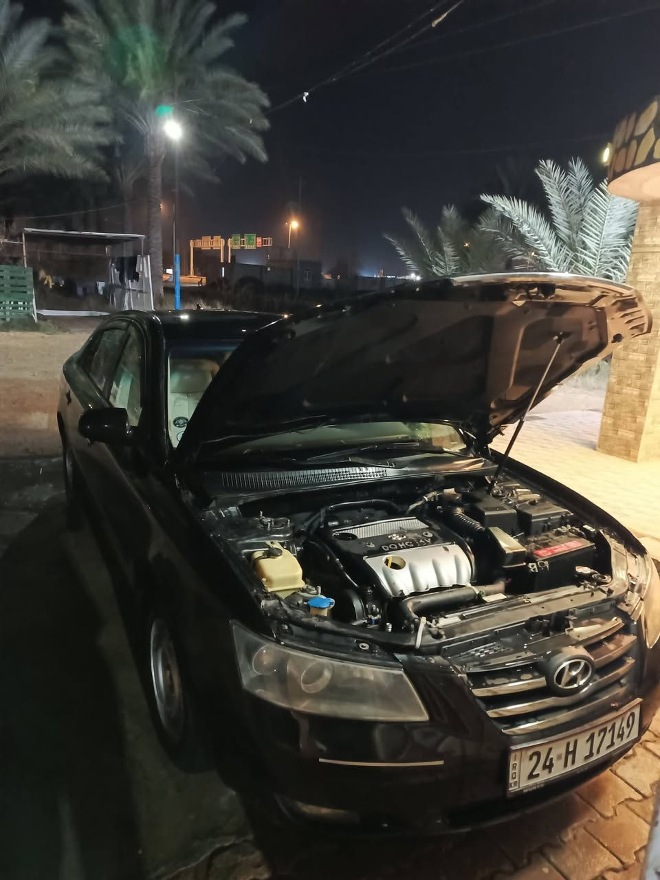 سوناتا خليجي 2006 رقم انكليزي جديد شمالي دهوك صبغ عام اثر جراد وللجمالية اسود ميتاليك
كير ومحرك وحدادية كهربائيات كله شغال وبلادي
داخل بلادي كشنات قماش
محرك ألفين خط واحد
ضربتها داخل العراق الجاملغ الخلفي جهة السايق فقط.      شراء  يتصل على رقم ***********
