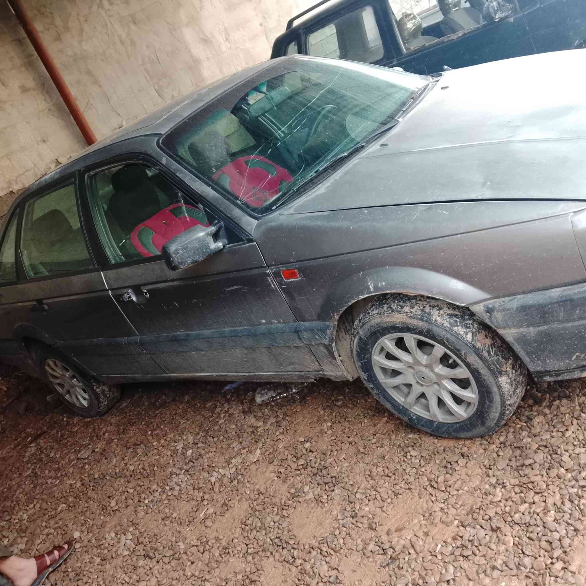 سلام عليكم كولف باسات 
موديل 92 كير محرك كامل سياره بلاديه جاهزه 
السعر 28 
اتصال***********
