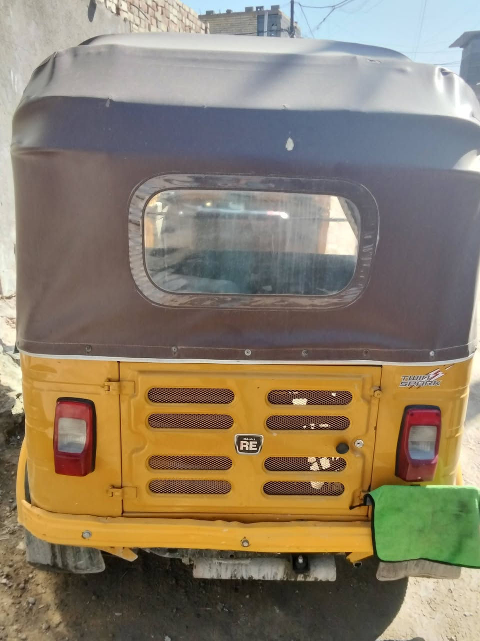 سلام عليكم تكتك للبيع موديل 20 مرقمه بسمي بلادية مكينه مفتوحه مكاني البلديات السعر 750000 سبعه ونص وبيها مجال رقم الهاتف ***********
