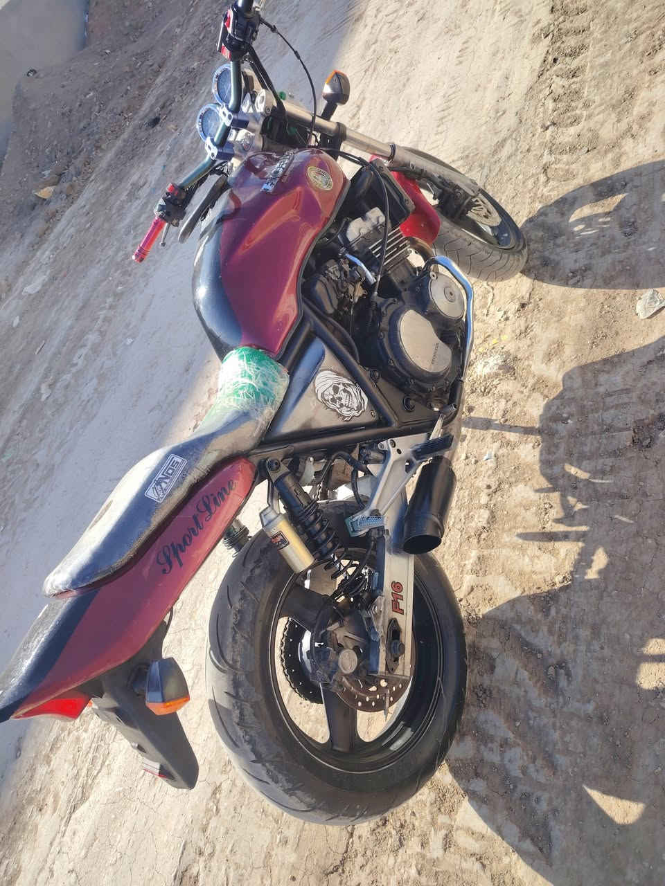 سلام عليكم
بطح سي بي فور مديل 2000 دراجه كفاله اوراق وكمرك مدفوع تخم تاير. جديد باتري جديد  كرهبايات صالنصه رياضي سكان رياضي الدراجه مال جناي سعرهه 1900وبيهه مجال قليل مكاني دوانيه رقمي ***********
