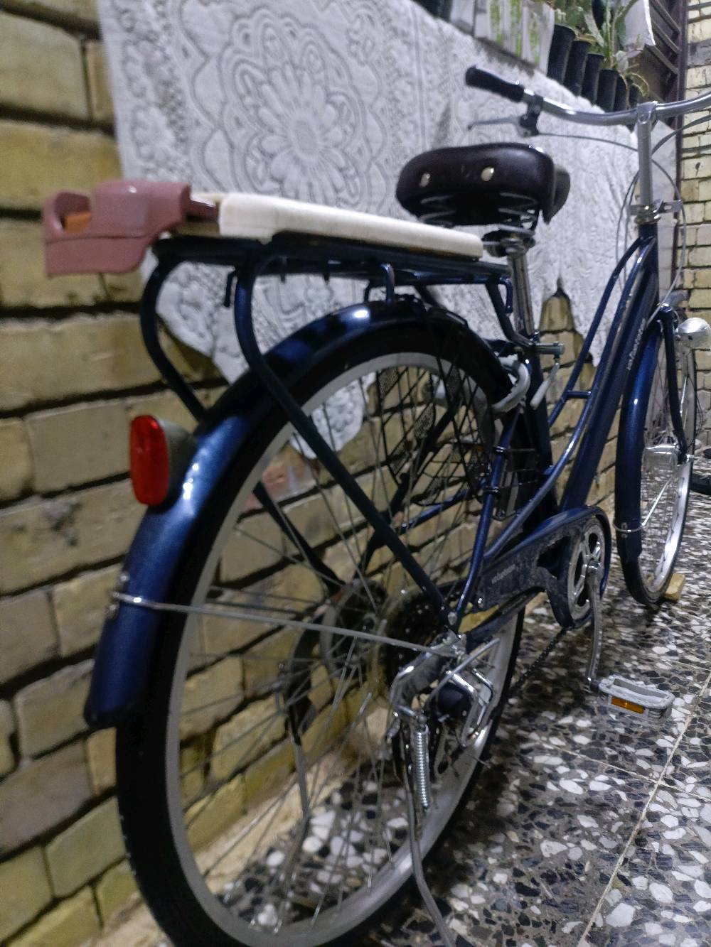 باسكل هوائي أنيق وعصري للبيع، مثالي للتجوال في المدينة والقيام بالتمارين الرياضية. التصميم كلاسيكي ولون أزرق مميز. يحتوي على رف في الخلف لحمل الأغراض. الباسكل في حالة ممتازة وجاهز للاستخدام الفوري.