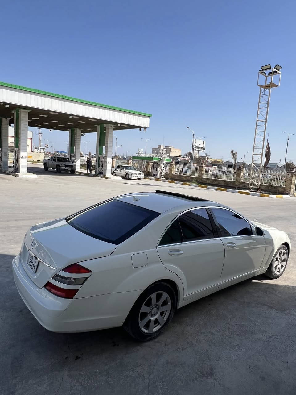 السلام عليكم مارسيدس S500 فوول مواصفات للاخير 
موديل 2007 بأسمي تحويل ثاني يوم رقم بصره الجديد
السياره حيل نضيفه وجديده بالكارتون مابيها اي نقص تبريد ثلج حداده تخم تاير للاستفسار *********** العنوان البصره
