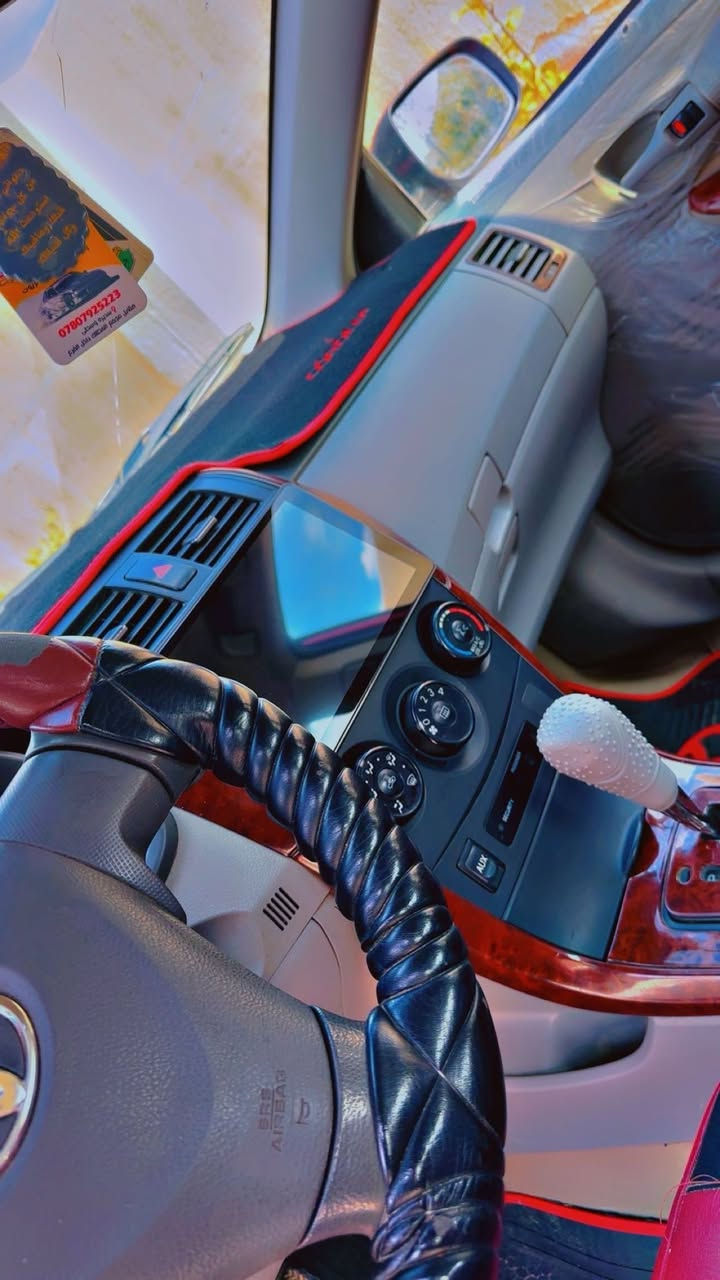 السلام عليكم 
كورلا موديل 2009 
وارد امريكي. 
رقمها صلاح الدين دولي بسمي 
سنويه لل٢٠٢٩ 
سياره كلين بيها فقط جاملق يمين مسافة شبر 
سيارة جاهزه ما تصرف عليها ربع 
تدفئه تبريد  صدر جديد تواير جدد 
غرفتها حلوه وجديده 

سعرها ١١٤. وبيها مجال 
***********
