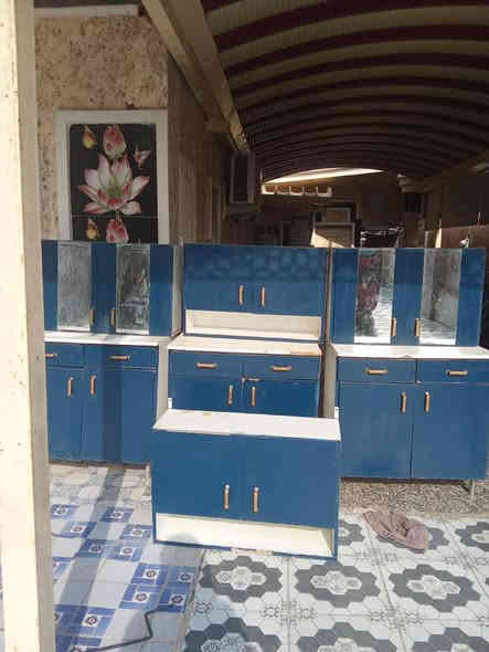 كاونتر خشب للبيع مستعمل بس نظيف حلوو مرتب. ٣متر وتعليك٤ اربع قطع كل قطعه متر بدون سنك.سعر 100 الف. مكان دوانم شرطه خامسه. هذا رقمي بيه واتساب ***********
