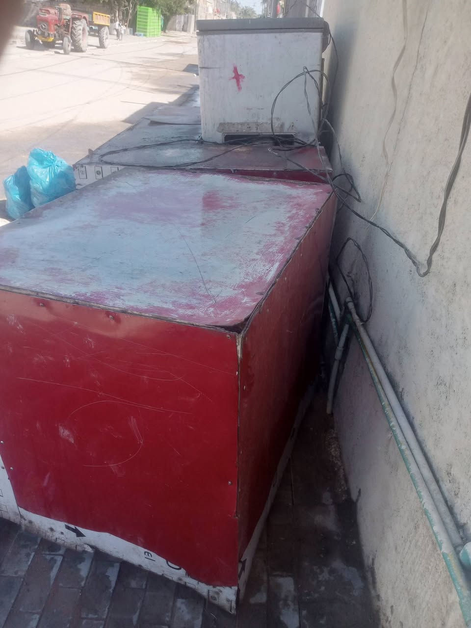 السلام عليكم عندي اغراض مطعم للبيع شواية دجاج ام السبع شيش ومعرض لبيع الفلافل مع شواية بركر مع كابسه مع كراسي عدد7واثنين ميز طعام مع مصطبات للجلوس عدد 2طول الوحده2ونص متر مع ميز حديد الطول 2متر ونص مع ميز حديد مربع مخصص لشواية الدجاج 
الاتصال على هذا الرقم ***********
