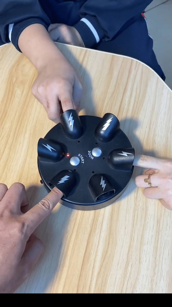 عروض على 15 الف شامل التوصيل للطلب واتساب  *********** 
عنوان ورقم ارقب نقطه داله

لعبة الروليت الكهربائية – تحدي الصعقة

الاستخدامات:

لعبة جماعية مثيرة للتسلية والتحدي بين الأصدقاء.

مثالية للحفلات، التجمعات العائلية أو التحديات الممتعة.

تضيف جو من الإثارة والضحك بفضل عنصر المفاجأة في الصعقة الكهربائية الخفيفة.

المميزات:

وضعان للعب:

1. Lucky Mode – اختيار عشوائي للاعب الذي سيتلقى الصعقة.
2. Roulette Mode – أضواء تدور وتحدد اللاعب غير المحظوظ.

تستوعب من 2 إلى 6 لاعبين.

آمنة للاستعمال (صعقة كهربائية خفيفة غير مؤذية).

تصميم بقاعدة مع أكواب شفط للتثبيت على الطاولة أثناء اللعب.

سهلة التشغيل بزر واحد فقط (Start).

محتويات الصندوق:

جهاز لعبة الروليت الكهربائية.

غطاء بطارية.

دليل الاستخدام.

الملاحظات:

تعمل بـ 3 بطاريات AA (غير مشمولة).

غير مناسبة للأطفال دون 14 سنة.

يُمنع استخدامها من قبل مرضى القلب، أو من لديهم جهاز تنظيم ضربات القلب، أو مشاكل صحية عصبية.
