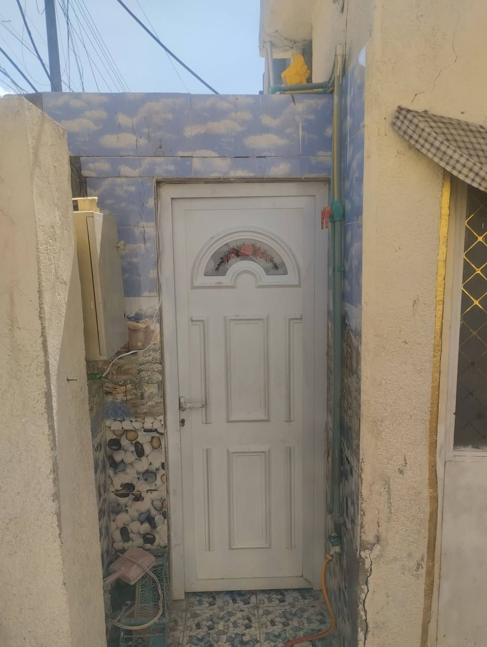 مشتمل للبيع مساحه ٧٧م يحتوي على كراج واستقبال وغرفة نوم وصحيات داخليه و خارجيه غربي وشرقي والطابق الثاني غرفه نوم واحده وسطحين  الواجهه ٥.ونص ونزال ١٤ . الشعب الصحه قرب مرطبات تفاحه لاستفسار *********** بي واتساب و***********
