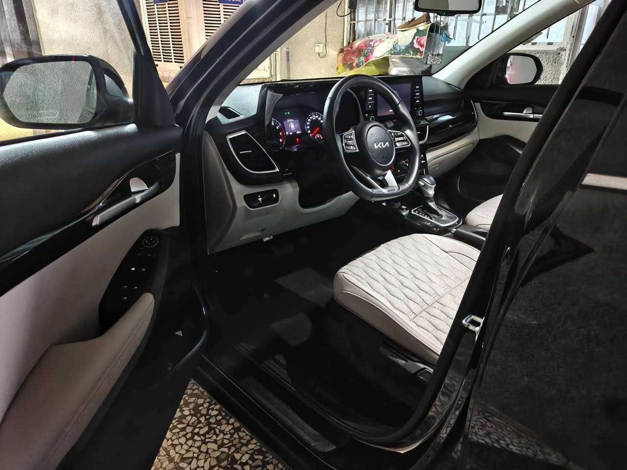 السلام عليكم كيا سيلتوز 2023 خليجي 

اخوان من الأخير سياره اسبشل فول 

مواصفات 

بصمه فتحه تحكمات 
وايرلس  مقابض نيكل 
مدخل يو إس بي امامي وخلفي 
مع تكيه وسطيه ترحيب ومرأه جانبيه 
ترحيب ذاتي إضافه إلى أناره داخليه الألوان 
استيرن جلد حرف دي علامه سيلتوز 
سبيره وعده على وضع شركه 
دواخل سياره كلها بيانو بلاك 
ودواخل السياره والكشنات وبطاين بيبان 
جلد نقشه 
أوف وايت لد نهاري امامي خلفي 
بك لايت لد ولايتات  زنون  5 عدسات 
وكشافات 3 عدسات زنون وأشاير ثلاث خطوط 
ماسحات اوتو واضاءه داخليه مع موسيقى 
تشغيل عن بعد شاشه كبيره لمس أندر ويد
كأمره اصليه دواره محيطيه 
ذن مواصفات لا شي عن باقي 

ماشيه 4000 زيرو على وضع شركه 

اخوان سياره سعرها جوه سوك 

السعر 197 وبيها مجال 

الرقم *********** 

مكاني البصره وعندي هم وحده بيضه نفسها بسعر اقل البصرة, العراق
