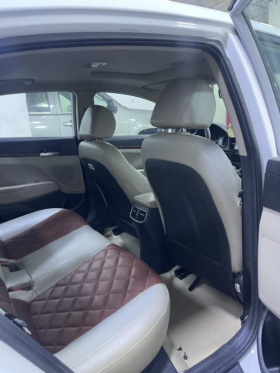 سلام عليكم اخوان…
النترا 2020 خليجي فول مواصفات :- 
١- بصمه 
٢- كشن جلد 
٣- فتحة ومري قلاب 
٤- ماشيه السيارة 5700 الف كم 
السياره بيه بنيد ومدكر مبدل اصلي وبيه طعجات خفيفه بالمدكر الخلفي الايمن موضحه بالصوره ما مصحلة .
سعره السياره 140$ ورقه وبيه مجال بسيط 
للاستفسار على الرقم ***********
